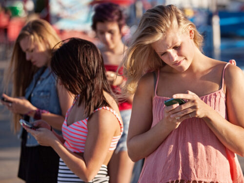 Gli adolescenti non escono più: gli incontri virtuali stanno sostituendo quelli reali
